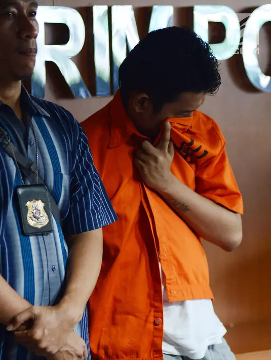 Tersangka kasus pembobolan rekening nasabah bank dari dalam penjara saat rilis di Mabes Polri, Jakarta, Jumat (30/11). Tersangka ZA dan PRH ditangkap terpisah di Pekan Baru dan Surabaya. (Merdeka.com/Imam Buhori)