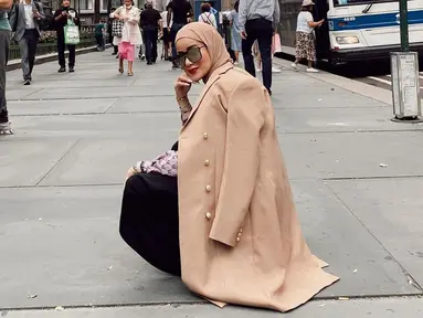 Memadukan busana berwarna ungu dan hitam serta jaket cokelat, penampilan Olla Ramlan ini tak lepas dari perhatian. Dirinya juga terlihat memakai hijab dengan warna senada seperti jaketnya serta menambahkan kacamata frame besar. (Liputan6.com/IG/@ollaramlan)