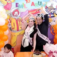 Pernikahan Arumi Bachsin dan Emil Dardak genap 10  tahun. Bertepatan dengan hari pernikahannya, pasangan yang telah dikaruniai tiga orang anak ini mendapatkan kejutan yang tak seperti biasa. Berikut potretnya yang membuat keduanya begitu bahagia. [Youtube/Arumi Bachsin]