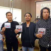 Grup band Armada kembali menunjukan kesuksesannya dalam bermusik. Setelah singlenya yang sempat hits beberapa waktu lalu, kini Armada kembali hadir dengan album barunya yang berjudul ‘Maju Terus Pantang Mundur’.  (Nurwahyunan/Bintang.com)