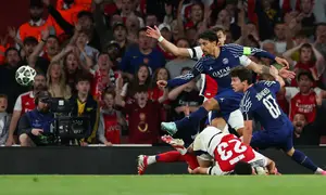 Gelandang Arsenal asal Spanyol Mikel Merino (bawah) ditekel oleh gelandang Paris Saint-Germain asal Portugal Joao Neves (kanan) saat bek Paris Saint-Germain asal Brasil Marquinhos (belakang tengah) menghalau bola selama pertandingan sepak bola Leg Pertama Semifinal Liga Champions UEFA antara Arsenal dan Paris Saint-Germain (PSG) di Stadion Emirates di London utara, pada 29 April 2025.Adrian Dennis / AFP