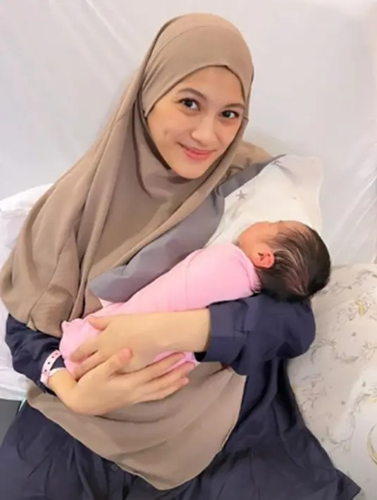 Anak ketiga Dude Harlino dan Alyssa Soebandono ini pun diketahui bernama Aisyah Aulia Putri Harlino yang lahir pada Senin (22/4/2024). Meski wajahnya masih disembunyikan namun netizen telah merasa gemas dengan anak ketiga Dude dan Alyssa. (Liputan6.com/IG/@ichasoebandono)