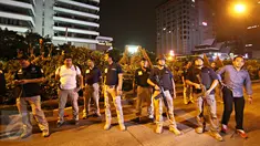 Sejumlah polisi berjaga di area gedung Jaya, Jalan MH Thamrin, Jakarta Pusat, Kamis (14/1). Ledakan yang diduga berasal dari ban truk yang pecah itu sempat membuat Jalan MH Thamrin kembali ditutup pada malam hari. (Liputan6.com/Immanuel Antonius)