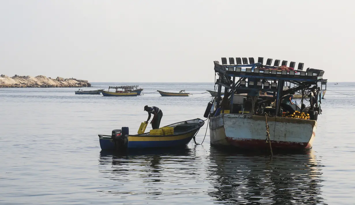 Para nelayan pergi menangkap ikan di sebuah pelabuhan Gaza City, 13 Agustus 2020. Otoritas Israel pada 12 Agustus 2020 waktu setempat mengumumkan larangan pengiriman bahan bakar ke Gaza dan mempersempit zona penangkapan ikan nelayan Gaza dari 15 menjadi delapan mil laut. (Xinhua/Rizek Abdeljawad)