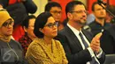 Menkeu Sri Mulyani (tengah) didampingi Kepala Perwakilan Bank Dunia untuk Indonesia Rodrigo Chaves saat menyimak laporan terbaru Indonesia Economic Quarterly di Jakarta, Selasa (17/1).  (Liputan6.com/Angga Yuniar)