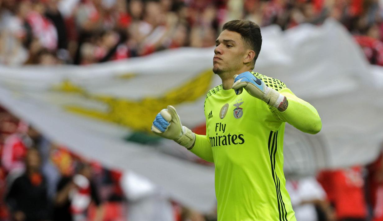 Kiper Benfica, Ederson Moraes, saat tampil melawan Victoria SC pada laga Liga Portugal di Stadion Luz, Lisbon, Sabtu (13/5/2017). (AFP/Jose Manuel Ribeiro)