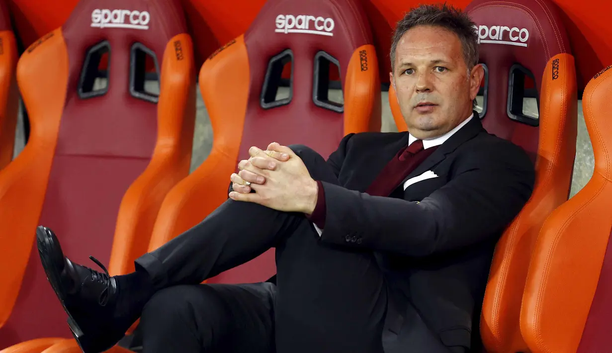 Pelatih AC Milan, Sinisa Mihajlovic bersantai menyaksikan laga timnya AC Milan melawan AS Roma pada lanjutan Liga Italia Serie A di Stadion Olympico, Roma, Minggu (10/1/2016) dini hari WIB.     (REUTERS/Giampiero Sposito) 