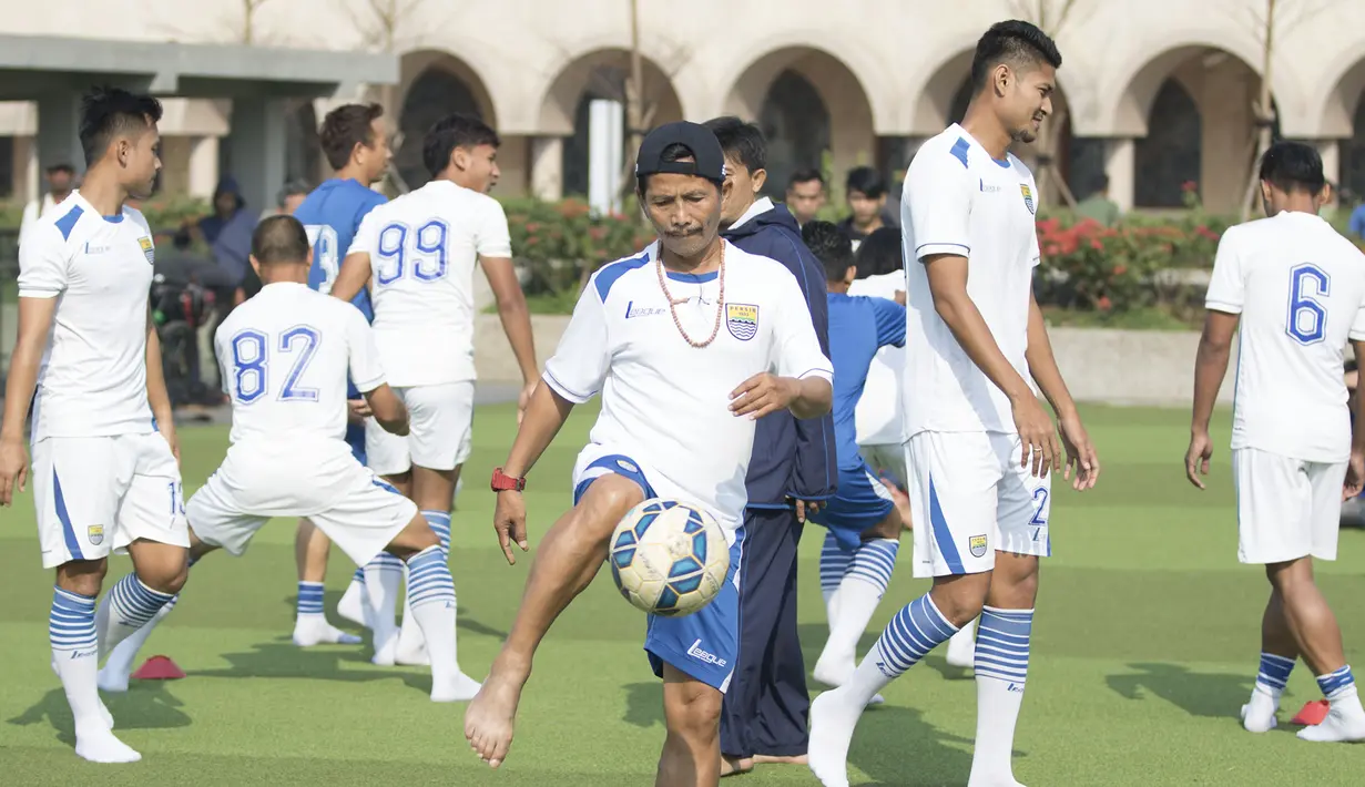 Pelatih Persib, Djajang Nurjaman memimpin latihan ringan anak asuhnya jelang laga melawan Martapura F.C di Alun-alun Kota Bandung, Jawa Barat, Kamis (10/9/2015). (Bola.com/Vitalis Yogi Trisna)