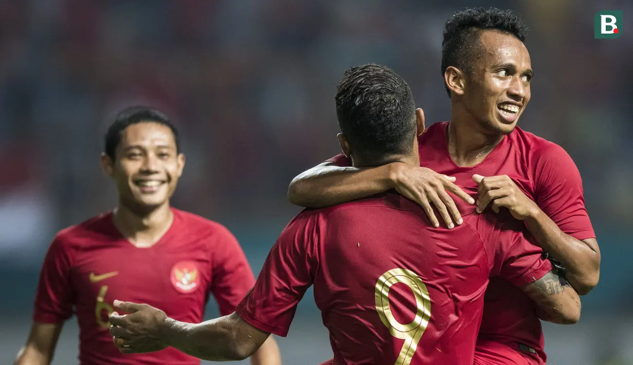 Para pemain Timnas indonesia merayakan gol Irfan Jaya ke gawang Myanmar pada laga persahabatan di Stadion Wibawa Mukti, Jawa Barat, Rabu (10/10). Indonesia menang 3-0 atas Myanmar(Bola.com/Vitalis Yogi Trisna)