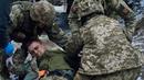 Petugas medis militer memberikan pertolongan pertama kepada tentara yang terluka dekat Kremenna di wilayah Luhansk, Ukraina, 16 Januari 2023. Hingga saat ini pejabat Ukraina menolak untuk mengonfirmasi jumlah korban dalam perangnya dengan Rusia, setelah ketua Komisi Uni Eropa pada akhir November 2022 lalu memperkirakan bahwa "lebih dari 20.000 warga sipil dan 100.000 tentara Ukraina telah tewas di Ukraina hingga saat ini." (AP Photo/LIBKOS)
