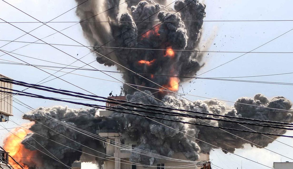 Sebuah bola api membubung dari sebuah bangunan yang terkena serangan udara Israel di daerah Abbasiyeh, pinggiran kota Tyre, Lebanon selatan, pada Rabu 8 April 2026. (Kawnat HAJU/AFP)