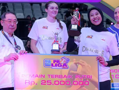 Setelah berakhirnya ajang PLN Mobile Proliga 2024 untuk sektor putri tadi malam, Sabtu (20/7/2024) di Indonesia Arena, Senayan, Jakarta dengan tampilnya Jakarta BIN sebagai juara, panitia penyelenggara juga memberikan beberapa penghargaan individu untuk masing-masing posisi terbaik, pemain terbaik dan pelatih terbaik. Selain trofi, para terbaik juga diganjar hadiah uang masing-masing Rp10 juta, khusus untuk pemain terbaik mendapatkan Rp25 juta. (Bola.com/Bagaskara Lazuardi)