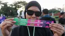 Penonton melihatkan tiket masuk di acara Jakarta International Comedy Festival 2023 (Jicomfest) di Tennis Indoor, Kompleks Gelora Bung Karno, Jakarta, Jumat (15/12/2023). (Liputan6.com/Herman Zakharia)