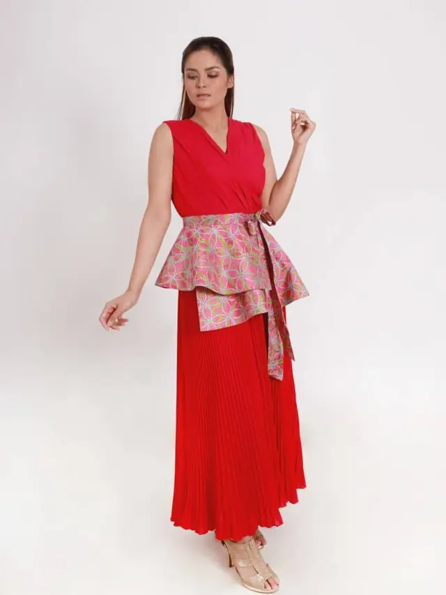 Cantiknya Batik Koleksi Terbaru dengan Nuansa Pink dan Bermotif Floral Rancangan Nadia Stefanie