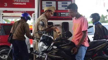 Petugas berbusana pejuang kemerdekaan melayani pelanggan saat memperingati Hari Pahlawan di Stasiun Pengisian Bahan Bakar Umum (SPBU)  Ahmad Yani, Semarang , Jumat (10/11). Baju pejuang digunakan untuk menghormati jasa pahlawan. (Liputan6.com/Gholib)