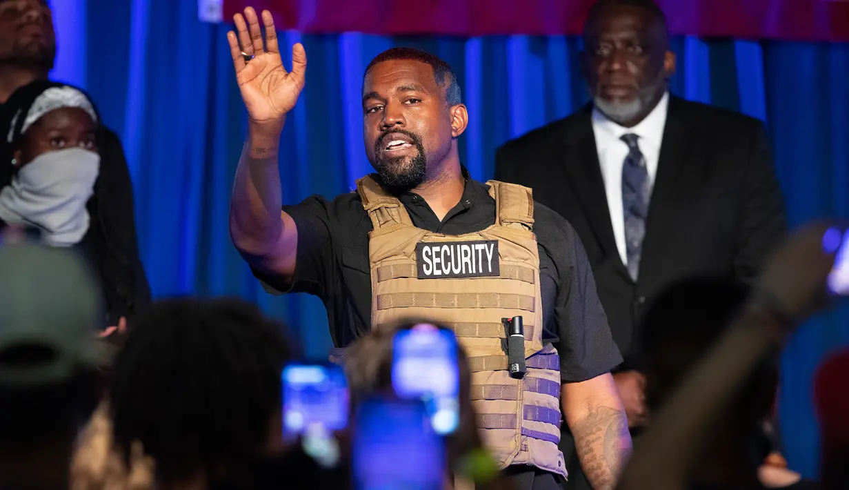 Kanye West membuat penampilan kampanye presiden pertamanya di North Charleston, Amerika Serikat pada 19 Juli 2020. Kanye West menyampaikan monolog panjang dalam kampanye pertamanya setelah mendeklarasikan diri sebagai kandidat presiden AS. (Lauren Petracca Ipetracca/The Post And Courier via AP)