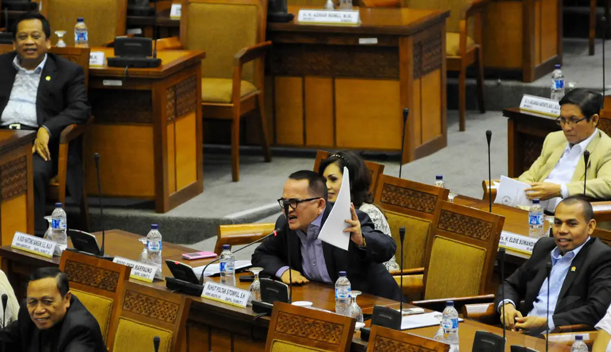 Politisi Partai Demokrat, Ruhut Sitompul melakukan interupsi saat rapat paripurna di DPR, Jakarta, Selasa (18/11/2014). (Liputan6.com/Andrian M Tunay)