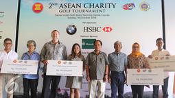 Secretary-General of ASEAN H.E. Le Luong Minh (keempat kanan) berfoto bersama usai memberikan bantuan secara simbolis di acara Asean Charity Golf Tournament yang ke 2  di Damai Indah Golf, Tangerang, Minggu (16/10). Liputan6.com/Herman Zakharia)