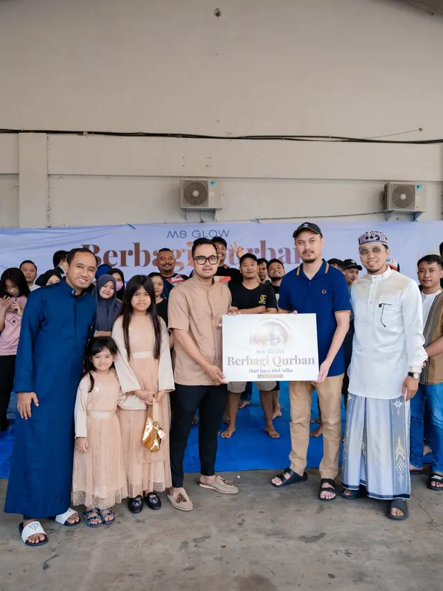 Selebgram sekaligus pengusaha Juragan 99 menyambut Idul Adha 2023 dengan menyumbang total 97 hewan kurban yang terdiri 61 sapi dan 36 kambing. (Foto: Tim J99 Corp)