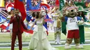 Penyanyi Rusia, Aida Garifullina, duet bersama penyanyi Inggris, Robbie Williams, saat pembukaan Piala Dunia di Stadion Luzhniki, Moskow, Kamis (14/6/2018). Laga pembuka Piala Dunia 2018 mempertemukan Rusia melawan Arab Saudi. (AP/Matthias Schrader)