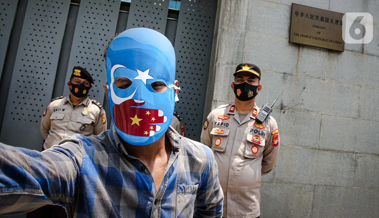 Massa Aliansi Mahasiswa Islam berunjuk rasa di depan Kantor Kedutaan Besar Republik Rakyat China, Jakarta, Kamis (25/3/2021). Massa menuntut pemerintah China lewat kedutaan besarnya di Indonesia segera menghentikan penyiksaan, penyanderaan, dan pemerkosaan muslim Uighur. (Liputan6.com/Faizal Fanani)