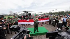 Wakil KSAD Letjen TNI M Munir membuka pameran alat utama sistem persenjataan (alutsista) di kawasan Monas, Jakarta, Jumat (12/12/2014). (Liputan6.com/Faizal Fanani)