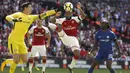 Kiper Chelsea, Thibaut Courtois, membuang sundulan striker Arsenal, Alexandre Lacazette,  pada laga Community Shield di Stadion Wembley, London, Minggu (6/8/2017). Arsenal berhasil menang 4-1 melalui adu penalti atas Chelsea (AP/Kirsty Wigglesworth)