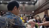 Mawar Kuning dan Air Mata Nadiem di Sidang Vonis