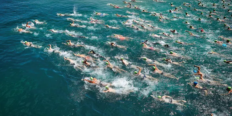 Ratusan Orang Ikuti Lomba Renang Menyeberangi Danau Zurich