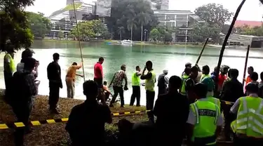 Ditemukan seorang mayat di danau kenanga yang berada di komplek kampus Universitas Indonesia.Penemuan itu dilaporkan oleh  mahasiswa Fakultas ilmu sosial dan politik bernama Fauzi dan seorang petugas kebersihan.Mereka melihat ada mayat mengambang sek...