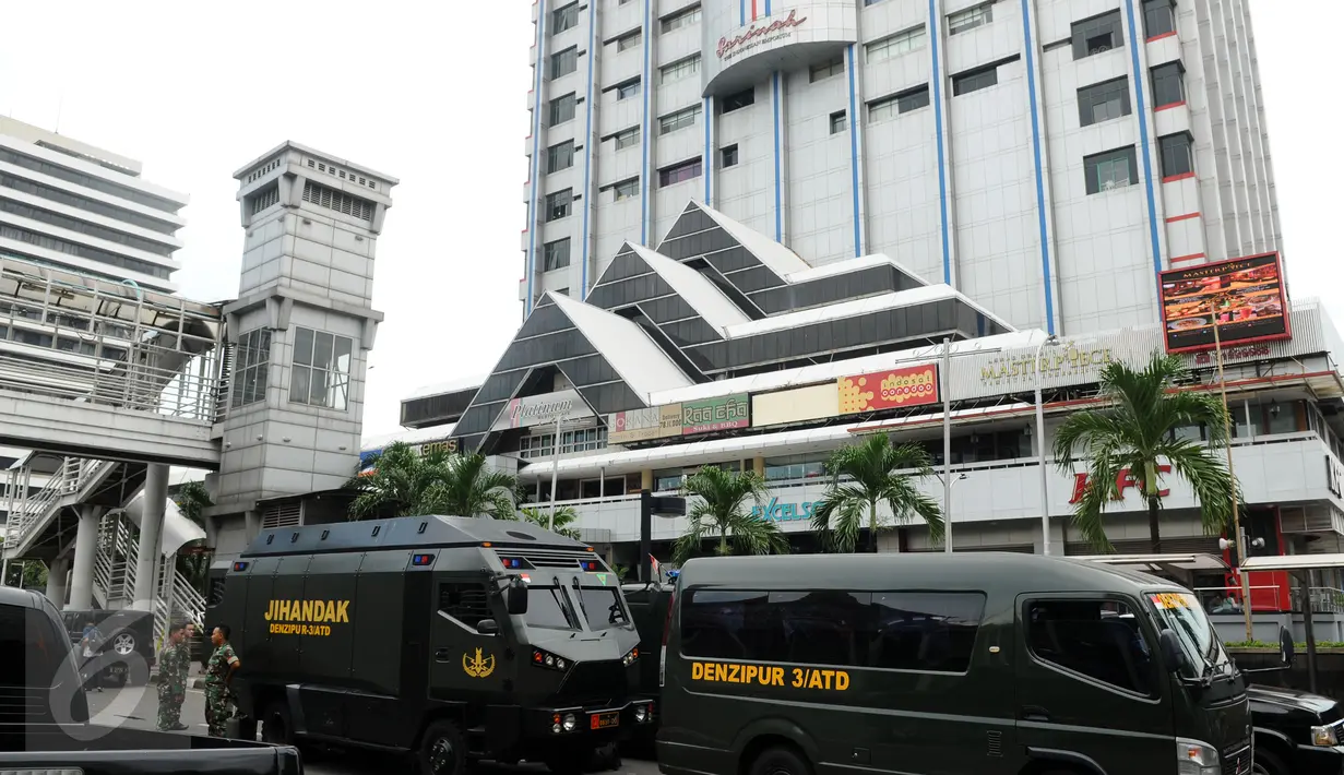 Sejumlah kendaraan taktis Jihandak TNI AD berjaga di depan gedung Sarinah, Jakarta, Kamis (14/1/2016). Ratusan petugas penjinak bom gabungan bersiaga pasca ledakan yang terjadi di pos polisi Sarinah, Jakarta. (Liputan6.com/Helmi Fithriansyah)