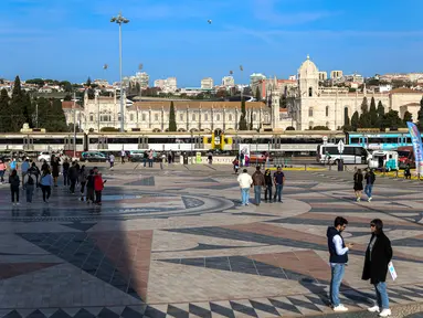 Banyak tempat menarik yang bisa dikunjungi saat menyambangi Belem, Portugal. Namun, ada salah dua yang wajib didatangi saat berwisata ke sana, yaitu Monumen Penjelajahan dan Menara Belem. (Bola.com/Bagaskara Lazuardi)