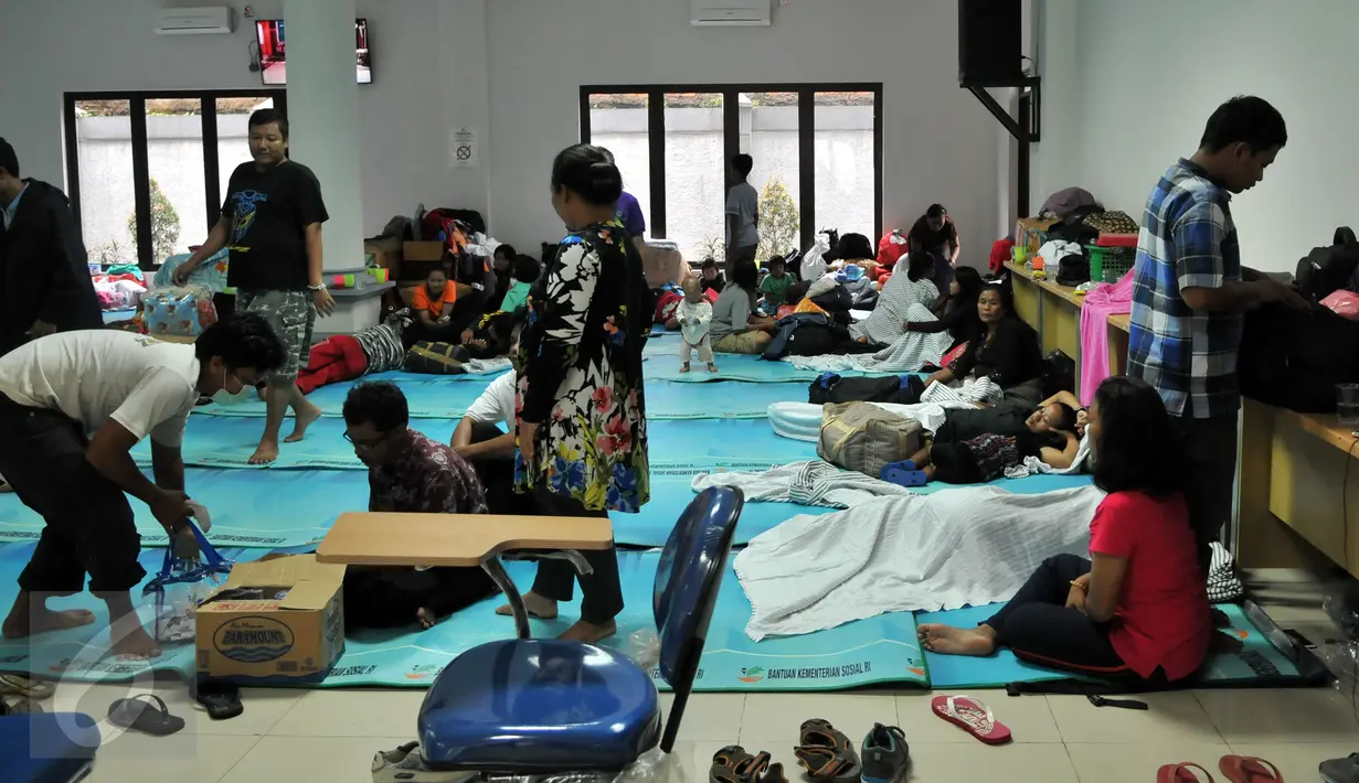 Sejumlah eks Gafatar beristirahat di rumah penampungan Panti Sosial Bina Insan (PSBI), Cipayung, Jakarta, Sabtu (23/1/2016). Ratusan eks Gafatar itu akan menjalani proses rehabilitasi.  (Liputan6.com/Yoppy Renato)