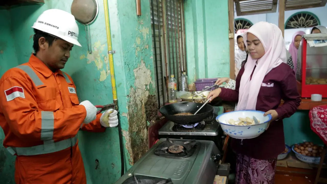 Pedagang kue di Surabaya mengeluhkan kenaikan tarif ga di bulan Desember ini. (Dian Kurniawan/Liputan6.com)