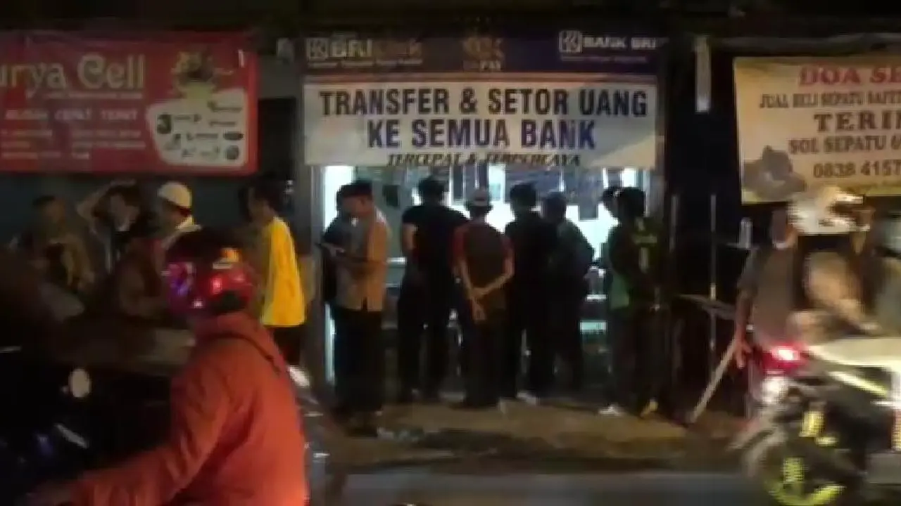 Sebuah toko kosmetik di Jalan Kaliabang Bungur, Medansatria, Kota Bekasi, Jawa Barat, digerebek warga pada Minggu, 6 Maret 2022 malam.