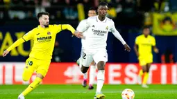 Pemain Villarreal Alex Baena (kiri) berebut bola dengan pemain Real Madrid Eduardo Camavinga pada pertandingan sepak bola babak 16 besar Copa del Rey di Stadion La Ceramica, Villarreal, Spanyol, 19 Januari 2023. Real Madrid mengalahkan Villarreal dengan skor 3-2. (AP Photo/Jose Breton)