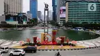Sejumlah pengendara kendaran bermotor melintasi dekorasi ornamen khas perayaan Imlek di Bundaran Hotel Indonesia, Jakarta, Senin (27/1/2025). (Liputan6.com/Angga Yuniar)