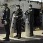 Polisi berjaga di luar Penjara Lurigancho saat protes narapidana di Lima, Peru, Selasa (28/4/2020). Narapidana mengeluhkan pihak berwenang tidak berbuat cukup untuk mencegah penyebaran COVID-19 dalam penjara. (AP Photo/Rodrigo Abd)
