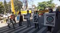 Wanggi Hoed menggelar aksi pantomim di persimpangan Jalan Cikapayang, Kota Bandung, Kamis (22/4/2021). (Liputan6.com/ Dikdik Ripaldi)