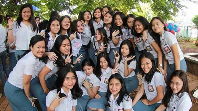 Ini Gaya Foto Andalan Anak-anak SMA Perempuan Kalau Lagi Kumpul