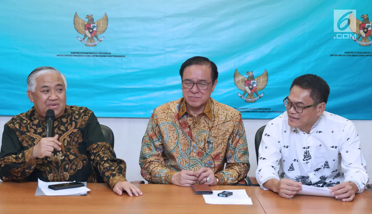 Ketua Dewan Pertimbangan MUI, Din Syamsuddin (kiri) bersama perwakilan pemuka agama yang ada di Indonesia memberikan pernyataan di Jakarta, Selasa (10/7). Pernyataan terkait isu agama dalam demokrasi. (Liputan6.com/Helmi Fithriansyah)