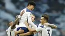 Para pemain Tottenham Hotspur merayakan gol yang dicetak oleh Son Heung-min ke gawang West Ham United pada laga Liga Inggris Senin (19/10/2020). Kedua tim bermain imbang 3-3. (AP/Matt Dunham, Pool)