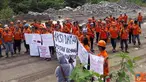 Citizen6, Kalimantan: Enam ratus Karyawan PT Lighton Contractor Indonesia demontrasi menuntut peningkatan kesejahteraan karyawan, Desa Bukit Baru, Kecamatan Satui, Kabupaten Tanah Bumbu, Kalimantan Selatan, Kamis (21/4). (Pengirim: Gusti Wahyu)