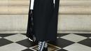 Aktris Isabelle Adjani mengenakan jubah sutra dan wol hitam Dior, kemeja katun putih, dan legging bermotif houndstooth Cruise 2022. Dia juga mengenakan tas Dior Hobo, sarung tangan, kacamata hitam dan sepatu. (Dior)
