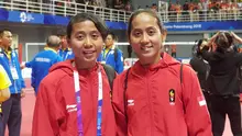 Si kembar atlet sepak takraw, Lena dan Leni. (Bola.com/Riskha Prasetya)