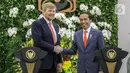 Presiden Joko Widodo (kanan) bersalaman dengan Raja Belanda Willem Alexander saat menyampaikan keterangan bersama di Istana Bogor, Jawa Barat, Selasa (10/3/2020). Raja dan Ratu Belanda mengunjungi Indonesia untuk peningkatan kerja sama bilateral bidang ekonomi dan SDM. (Liputan6.com/Faizal Fanani)