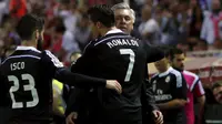 Gelandang Real Madrid, Cristiano Ronaldo merayakan selebrasi dengan memeluk pelatih Carlo Ancelotti usai mencetak gol saat Laga Liga Spanyol di Estadio Ramon Sanchez Pizjuan, (2/5/2015). Real Madrid menang 3-2 atas Sevilla. (REUTERS/Jon Nazca)