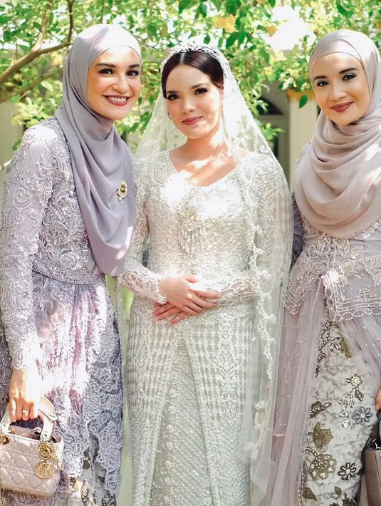 Kebaya Zaskia Sungkar memiliki bordir bak kemeja lengan panjang, disambung dengan rok panjang. Penampilannya juga dipadu dengan kain batik yang serasi. [Foto: Instagram/berkatkebaya]