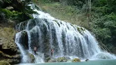 Wisatawan menikmati Air Terjun Lapopu yang terletak di Desa Hatikuloku, Kecamatan Wanokaka, Kabupaten Sumba Barat, NTT (21/10). Air Terjun Lapopu menjadi daya tarik wisatawan domestik maupun asing dengan pesona keindahannya. (AFP Photo/Sony Tumbelaka)