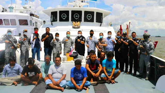 Anak buah kapal ikan asing berbendera Malaysia yang ditangkap Bakamla.